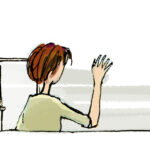 Rechts im Bild ist in einiger Entfernung eine junge Frau dabei, durch eine Tür zu gehen. Links davon winkt ihr eine Frau zum Abschied, neben ihr hat sie auch eine Tür. Links im Vordergrund schaut ein junger Mann mit Skepsis auf seine eigene offene Tür.