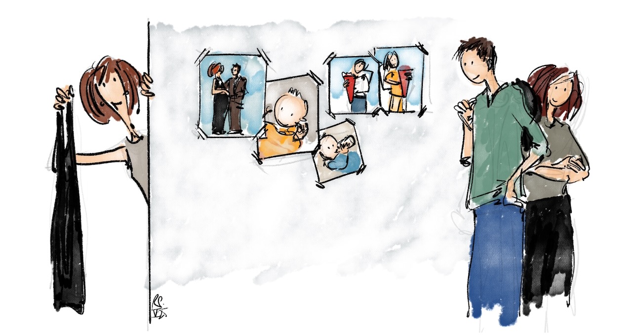Cartoon: Supersuse hält ein Kleid in der Hand. An der Wand neben ihr hängen fünf Bilder: Ein Hochzeitsbild, auf dem sie das gleiche Kleid trägt, Babybilder von zwei Kindern und Bilder von den Kindern mit Schultüten. Rechts im Bild stehen zwei junge Menschen und lächeln Suse an.
